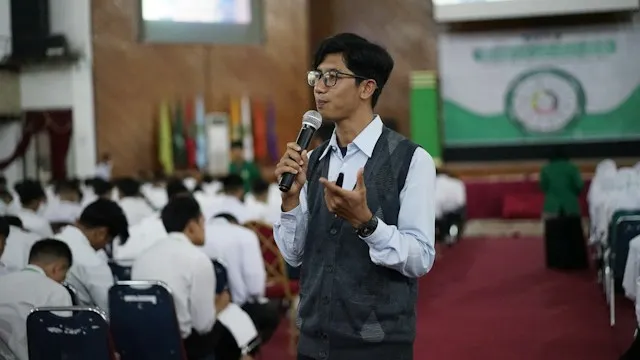 Speech for School Assembly in English (2-Minute Sample + Topics)